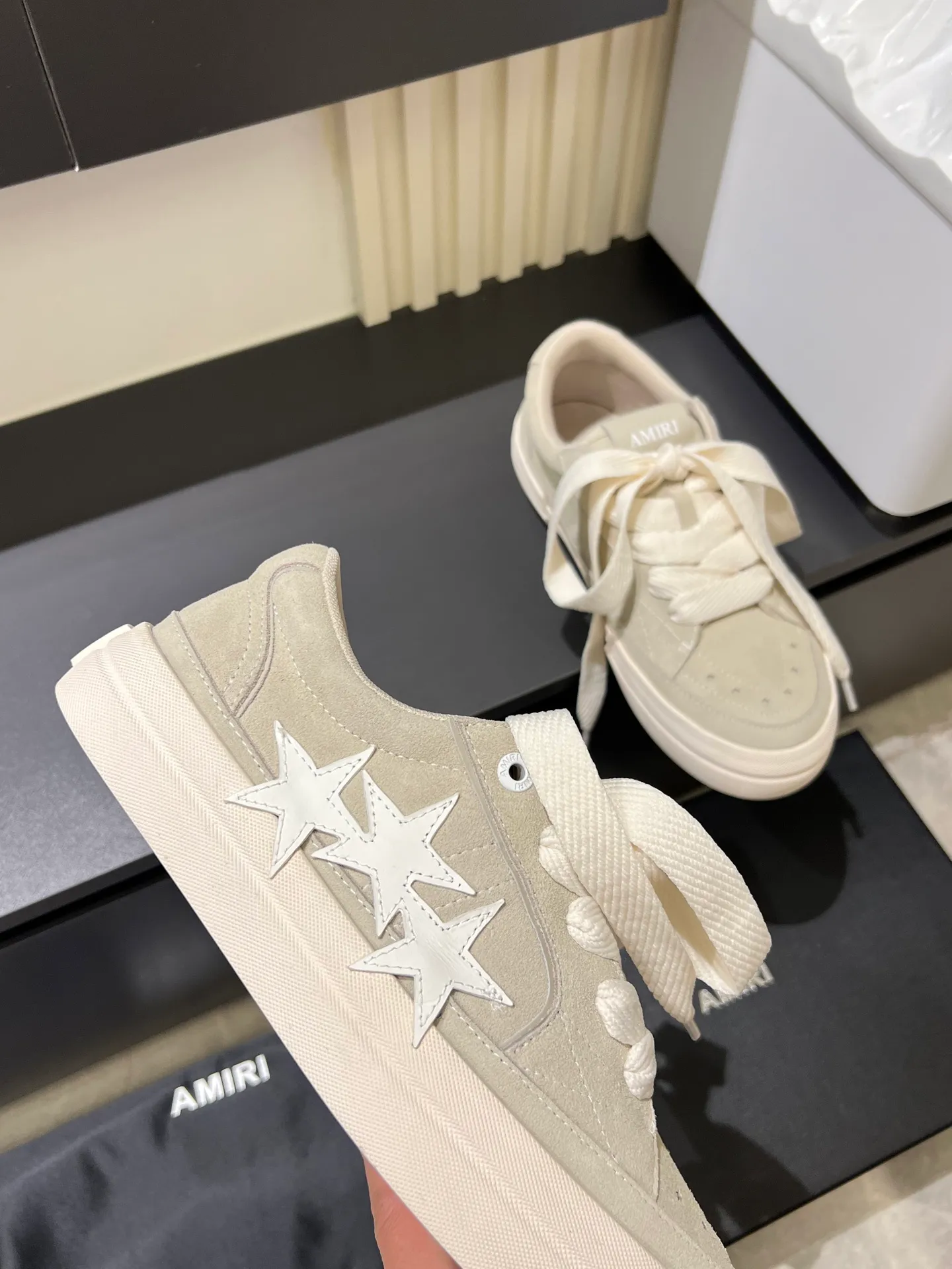 Men's shoes 💰p560 "AMIR*" new men's low-top casual sports sneakers bone shoes, another pair of irresistible bone shoes. Bone shoes are one of AMIRI's most popular items. Made of first-layer cowhide upper. The side bones are made of two cowhide laminations. It has a three-dimensional effect. The leather incisions are all oil-edged. Contrast color design. Simple style. Fashionable sports. Customized metal LOGO nameplate embellished with laces. Exclusive top-quality version. Supports contrast. Breathable mesh lining. The original rubber outsole is a must-have item for daily leisure. It is suitable for various occasions. If you pursue high quality, check it out. It is super cool on the feet and comes with a full set of original packaging! Size: 39-45!